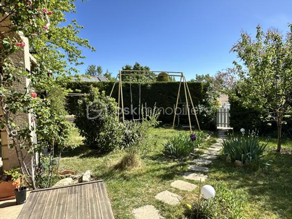 Dans le quartier recherché de Chambarel, au fond d'une impasse calme, cette maison de 1996 offre un cadre de vie agréable, au cœur d'un jardin entièrement aménagé par ses propriétaires.

Le jardin, véritable écrin de verdure, accueille un potager, une mare, une piscine hors sol ainsi que de beaux arbres qui apportent ombre et intimité.

Au rez-de-chaussée, la maison s'organise autour d'un séjour traversant, lumineux, équipé d'un poêle à bois Godin et ouvert sur le jardin. La cuisine Mobalpa, récente, est entièrement aménagée et équipée. Une chambre et une salle de bains permettent une vie de plain-pied. Deux terrasses couvertes prolongent les espaces de vie vers l'extérieur.

À l'étage, trois chambres avec placards se partagent une salle d'eau avec WC.

Un garage, complété par une place de stationnement sur la parcelle, vient parfaire l'ensemble.

Une maison soignée, où l'on profite pleinement du jardin et du calme, idéale pour une résidence principale comme pour une maison de vacances.

Pour tout renseignement ou organiser une visite, contactez Anaïs TOUBOULIC.