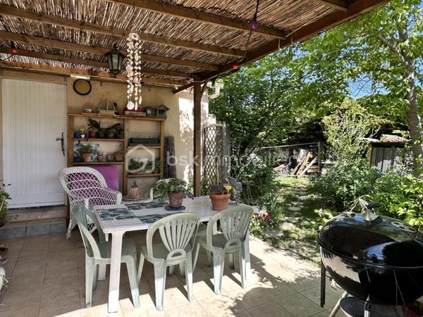 Dans le quartier recherché de Chambarel, au fond d'une impasse calme, cette maison de 1996 offre un cadre de vie agréable, au cœur d'un jardin entièrement aménagé par ses propriétaires.

Le jardin, véritable écrin de verdure, accueille un potager, une mare, une piscine hors sol ainsi que de beaux arbres qui apportent ombre et intimité.

Au rez-de-chaussée, la maison s'organise autour d'un séjour traversant, lumineux, équipé d'un poêle à bois Godin et ouvert sur le jardin. La cuisine Mobalpa, récente, est entièrement aménagée et équipée. Une chambre et une salle de bains permettent une vie de plain-pied. Deux terrasses couvertes prolongent les espaces de vie vers l'extérieur.

À l'étage, trois chambres avec placards se partagent une salle d'eau avec WC.

Un garage, complété par une place de stationnement sur la parcelle, vient parfaire l'ensemble.

Une maison soignée, où l'on profite pleinement du jardin et du calme, idéale pour une résidence principale comme pour une maison de vacances.

Pour tout renseignement ou organiser une visite, contactez Anaïs TOUBOULIC.