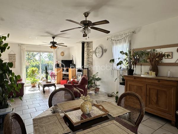 Dans le quartier recherché de Chambarel, au fond d'une impasse calme, cette maison de 1996 offre un cadre de vie agréable, au cœur d'un jardin entièrement aménagé par ses propriétaires.

Le jardin, véritable écrin de verdure, accueille un potager, une mare, une piscine hors sol ainsi que de beaux arbres qui apportent ombre et intimité.

Au rez-de-chaussée, la maison s'organise autour d'un séjour traversant, lumineux, équipé d'un poêle à bois Godin et ouvert sur le jardin. La cuisine Mobalpa, récente, est entièrement aménagée et équipée. Une chambre et une salle de bains permettent une vie de plain-pied. Deux terrasses couvertes prolongent les espaces de vie vers l'extérieur.

À l'étage, trois chambres avec placards se partagent une salle d'eau avec WC.

Un garage, complété par une place de stationnement sur la parcelle, vient parfaire l'ensemble.

Une maison soignée, où l'on profite pleinement du jardin et du calme, idéale pour une résidence principale comme pour une maison de vacances.

Pour tout renseignement ou organiser une visite, contactez Anaïs TOUBOULIC.