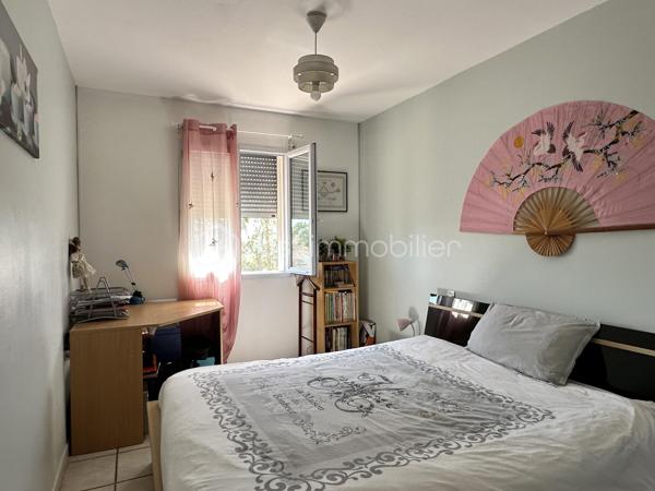 Dans le quartier recherché de Chambarel, au fond d'une impasse calme, cette maison de 1996 offre un cadre de vie agréable, au cœur d'un jardin entièrement aménagé par ses propriétaires.

Le jardin, véritable écrin de verdure, accueille un potager, une mare, une piscine hors sol ainsi que de beaux arbres qui apportent ombre et intimité.

Au rez-de-chaussée, la maison s'organise autour d'un séjour traversant, lumineux, équipé d'un poêle à bois Godin et ouvert sur le jardin. La cuisine Mobalpa, récente, est entièrement aménagée et équipée. Une chambre et une salle de bains permettent une vie de plain-pied. Deux terrasses couvertes prolongent les espaces de vie vers l'extérieur.

À l'étage, trois chambres avec placards se partagent une salle d'eau avec WC.

Un garage, complété par une place de stationnement sur la parcelle, vient parfaire l'ensemble.

Une maison soignée, où l'on profite pleinement du jardin et du calme, idéale pour une résidence principale comme pour une maison de vacances.

Pour tout renseignement ou organiser une visite, contactez Anaïs TOUBOULIC.