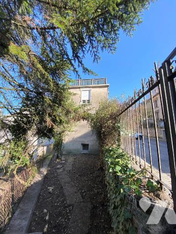 Maison de ville avec terrasse avec vue, jardinet et garage
