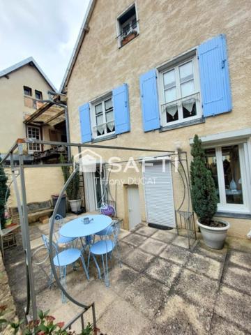 Immeuble avec local commercial, appartement T3 et cour privative