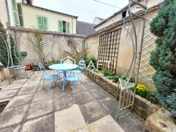 Immeuble avec local commercial, appartement T3 et cour privative