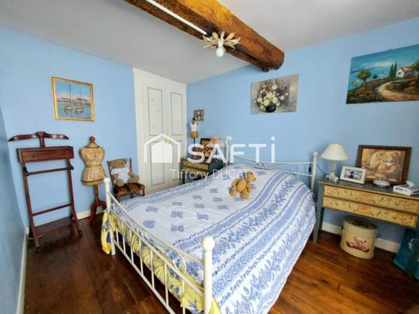 Immeuble avec local commercial, appartement T3 et cour privative