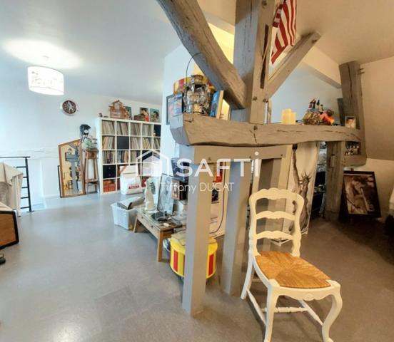 Immeuble avec local commercial, appartement T3 et cour privative