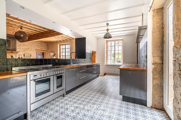 Maison en pierres dorées dans un château avec vue Mont-Blanc