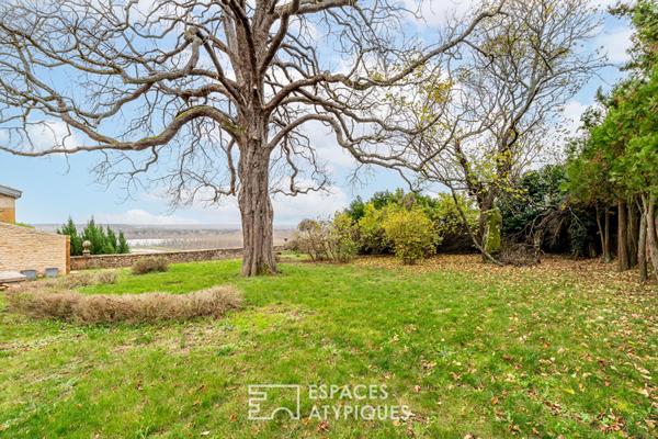 Maison en pierres dorées dans un château avec vue Mont-Blanc