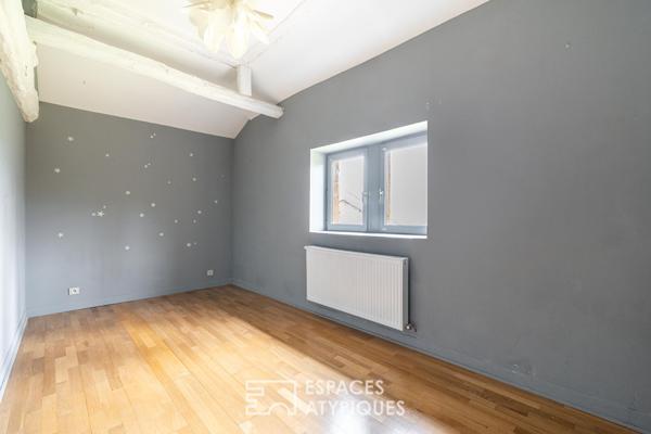 Maison en pierres dorées dans un château avec vue Mont-Blanc