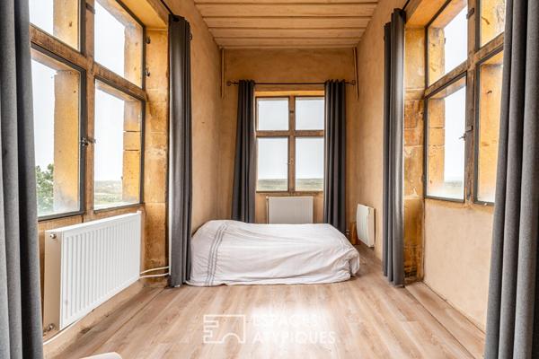 Maison en pierres dorées dans un château avec vue Mont-Blanc