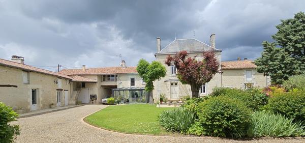 Charmante maison de famille avec jardin et dépendances.