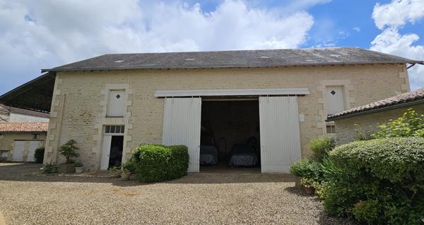 Charmante maison de famille avec jardin et dépendances.