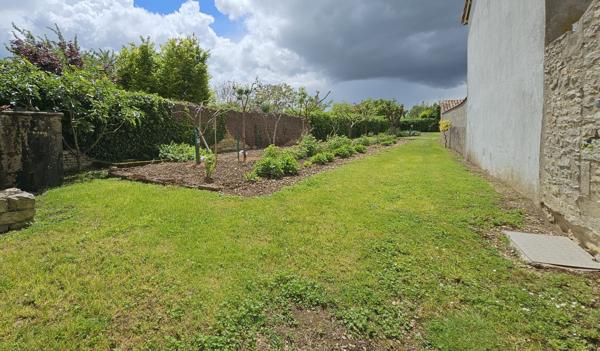 Charmante maison de famille avec jardin et dépendances.