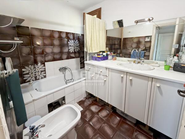 Les Pennes Mirabeau - EXCLUSIVITE - maison T7 de 157m2 divisée en deux T3 de 77m2 et de 81m2 + un garage sur une parcelle de 575 m2 au calme absolu