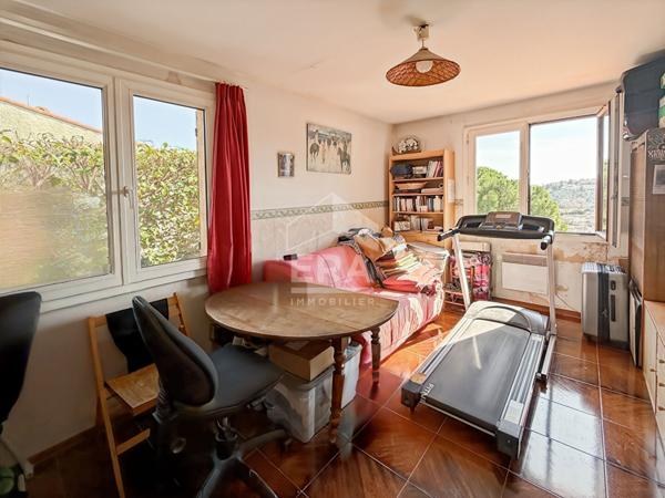 Les Pennes Mirabeau - EXCLUSIVITE - maison T7 de 157m2 divisée en deux T3 de 77m2 et de 81m2 + un garage sur une parcelle de 575 m2 au calme absolu