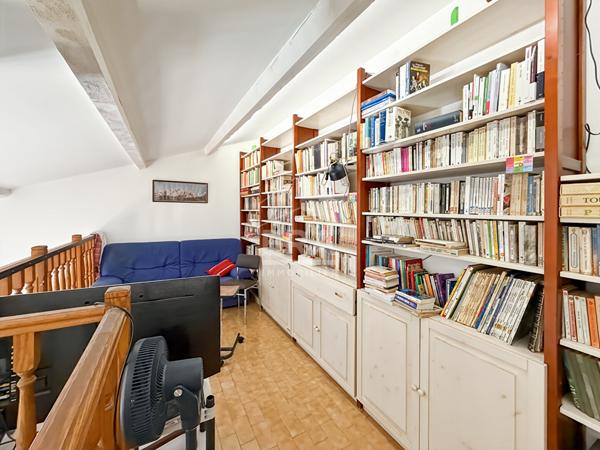 Les Pennes Mirabeau - EXCLUSIVITE - maison T7 de 157m2 divisée en deux T3 de 77m2 et de 81m2 + un garage sur une parcelle de 575 m2 au calme absolu