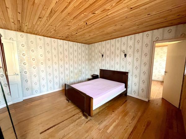 Maison T4 mitoyenne d'un coté ,garage , secteur calme