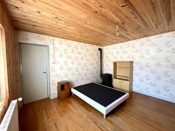 Maison T4 mitoyenne d'un coté ,garage , secteur calme