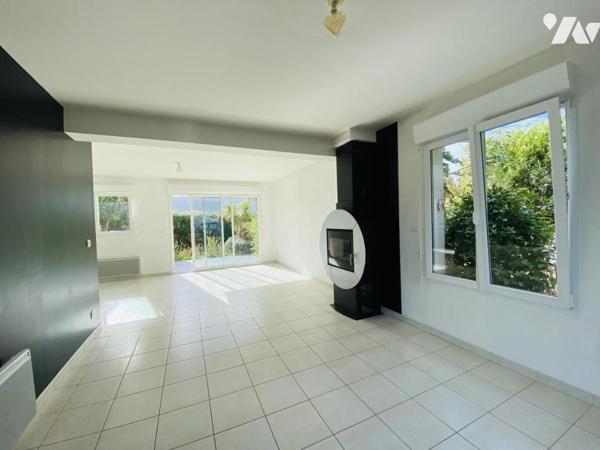 LA BAULE BESLON Maison fonctionnelle avec jardin et garage fermé