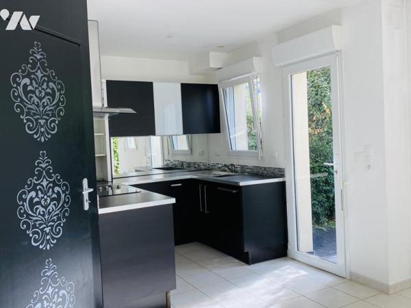LA BAULE BESLON Maison fonctionnelle avec jardin et garage fermé