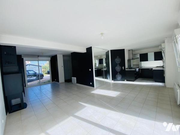 LA BAULE BESLON Maison fonctionnelle avec jardin et garage fermé