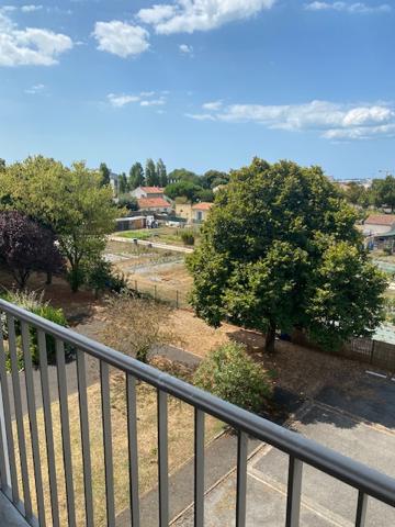 LA ROCHELLE PROCHE MER-TYPE 4 AVEC STATIONNEMENT ET CAVE – SECTEUR TASDON-75,86m2