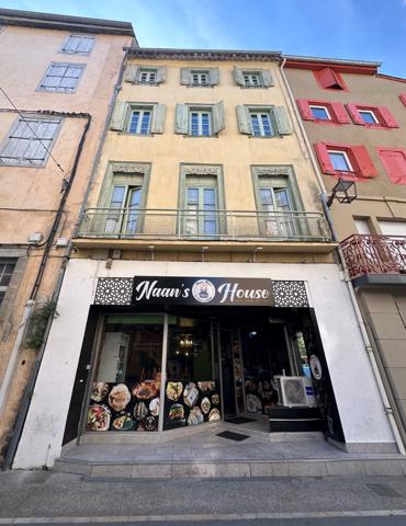 LIMOUX, immeuble de rapport, rénové, rue commerçante.