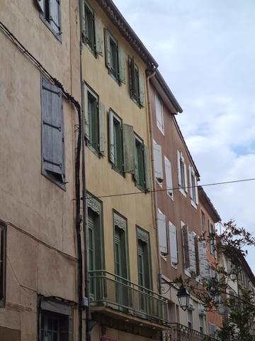 LIMOUX, immeuble de rapport, rénové, rue commerçante.
