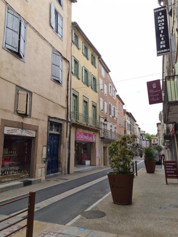 LIMOUX, immeuble de rapport, rénové, rue commerçante.