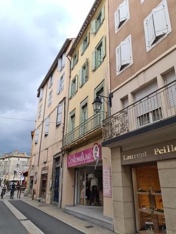 LIMOUX, immeuble de rapport, rénové, rue commerçante.