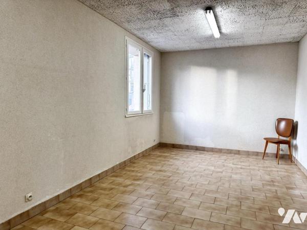NANTES CHANTENAY - LOCAL PROFESSIONNEL A USAGE DE BUREAUX - 350m² - STATIONNNEMENTS et JARDIN CLOS