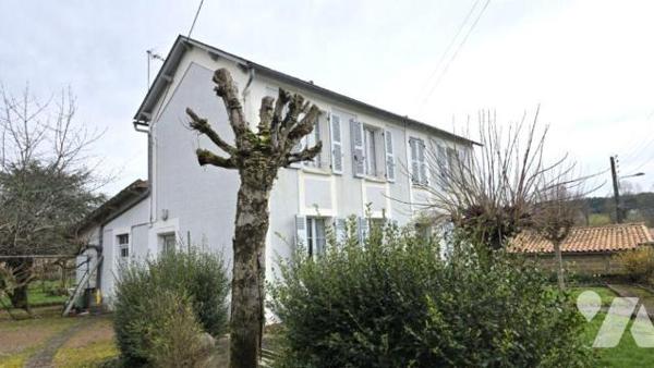 MELLE CENTRE! Idéalement située au calme proche toutes commodités. Maison ancienne de 1925 avec...