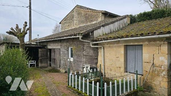 MELLE CENTRE! Idéalement située au calme proche toutes commodités. Maison ancienne de 1925 avec...