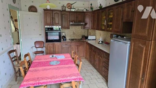 MELLE CENTRE! Idéalement située au calme proche toutes commodités. Maison ancienne de 1925 avec...