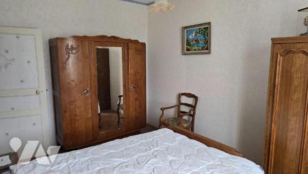 MELLE CENTRE! Idéalement située au calme proche toutes commodités. Maison ancienne de 1925 avec...