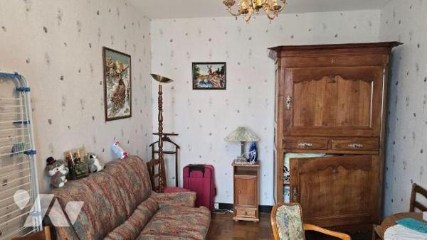 MELLE CENTRE! Idéalement située au calme proche toutes commodités. Maison ancienne de 1925 avec...