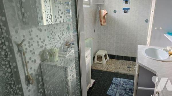 MELLE CENTRE! Idéalement située au calme proche toutes commodités. Maison ancienne de 1925 avec...