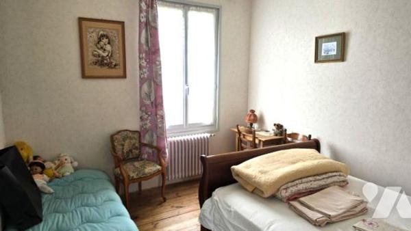 MELLE CENTRE! Idéalement située au calme proche toutes commodités. Maison ancienne de 1925 avec...