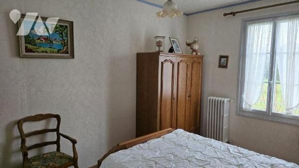 MELLE CENTRE! Idéalement située au calme proche toutes commodités. Maison ancienne de 1925 avec...