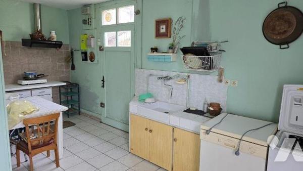 MELLE CENTRE! Idéalement située au calme proche toutes commodités. Maison ancienne de 1925 avec...