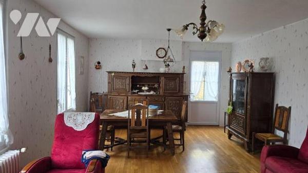 MELLE CENTRE! Idéalement située au calme proche toutes commodités. Maison ancienne de 1925 avec...