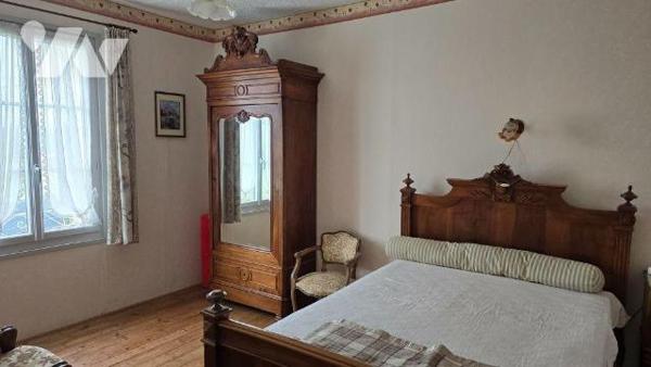 MELLE CENTRE! Idéalement située au calme proche toutes commodités. Maison ancienne de 1925 avec...