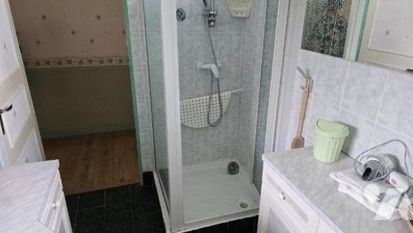 MELLE CENTRE! Idéalement située au calme proche toutes commodités. Maison ancienne de 1925 avec...