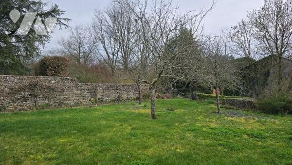MELLE CENTRE! Idéalement située au calme proche toutes commodités. Maison ancienne de 1925 avec...