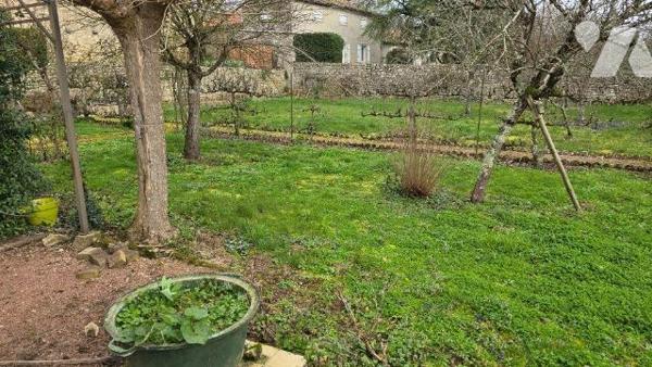 MELLE CENTRE! Idéalement située au calme proche toutes commodités. Maison ancienne de 1925 avec...