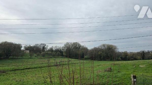 MELLE CENTRE! Idéalement située au calme proche toutes commodités. Maison ancienne de 1925 avec...