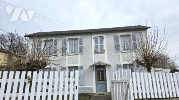 MELLE CENTRE! Idéalement située au calme proche toutes commodités. Maison ancienne de 1925 avec...