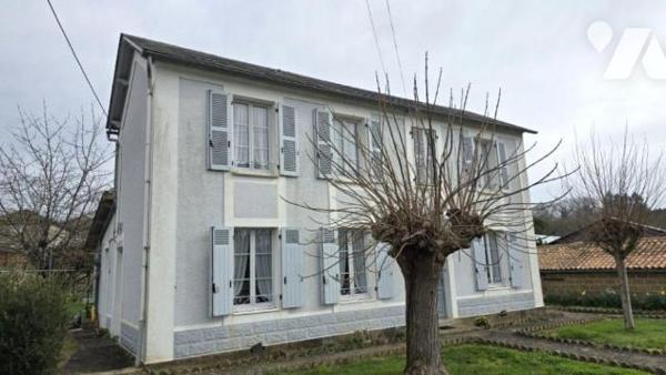 MELLE CENTRE! Idéalement située au calme proche toutes commodités. Maison ancienne de 1925 avec...