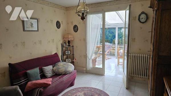 MELLE CENTRE! Idéalement située au calme proche toutes commodités. Maison ancienne de 1925 avec...