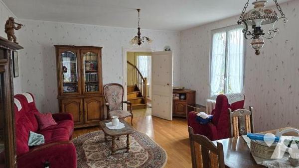 MELLE CENTRE! Idéalement située au calme proche toutes commodités. Maison ancienne de 1925 avec...