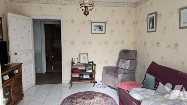 MELLE CENTRE! Idéalement située au calme proche toutes commodités. Maison ancienne de 1925 avec...